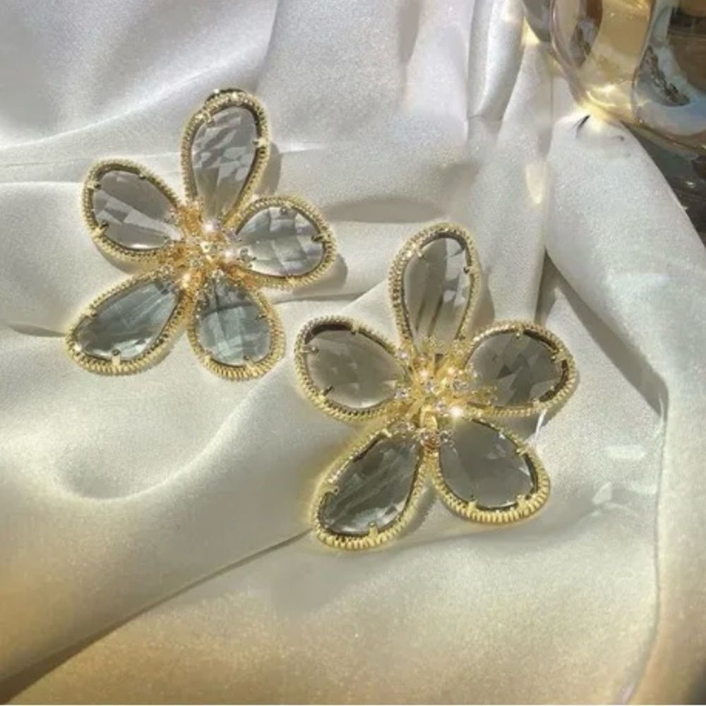 🩶 NEW Elegant Gold and Silver Crystal Flower Earrings 🩶